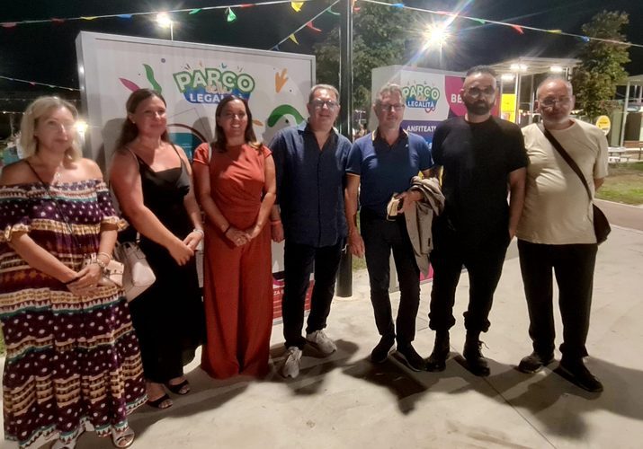 Accoglienza straordinaria per l’On. Francesco Emilio Borrelli: comunità, emozioni e sostegno di Cosimo Di Livello Alto al Parco della Legalità - Cesa 2 Borrelli con il Sindaco Cesa e giunta