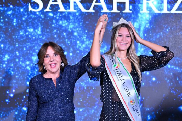 sarah-rizea-miss-italia-2026-santa-severa.jpg Sarah Rizea festeggia dopo la proclamazione a Miss Italia 2026 al Castello di Santa Severa