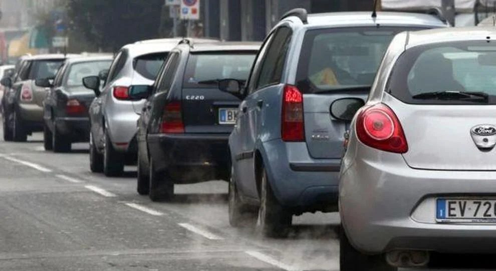 Clima, la Commissione Ue presenta il piano: stop auto a benzina e diesel dal 2035 Clima, la Commissione Ue presenta il piano: stop auto a benzina e diesel dal 2035