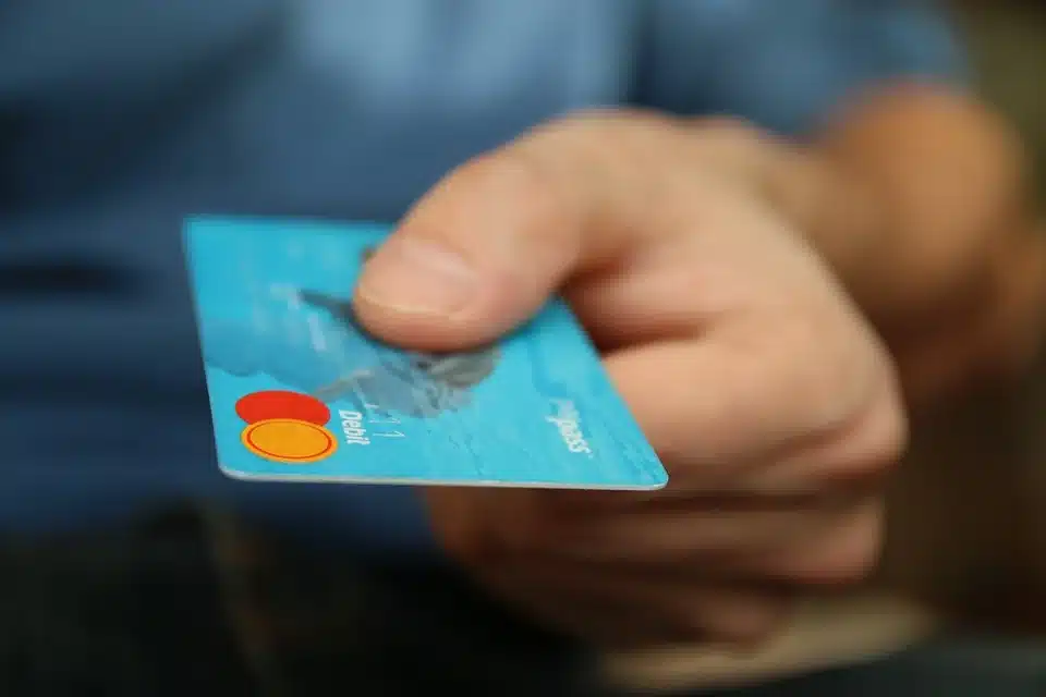 Sempre meno contanti e più carte di credito: merito anche del commercio online Sempre meno contanti e più carte di credito: merito anche del commercio online