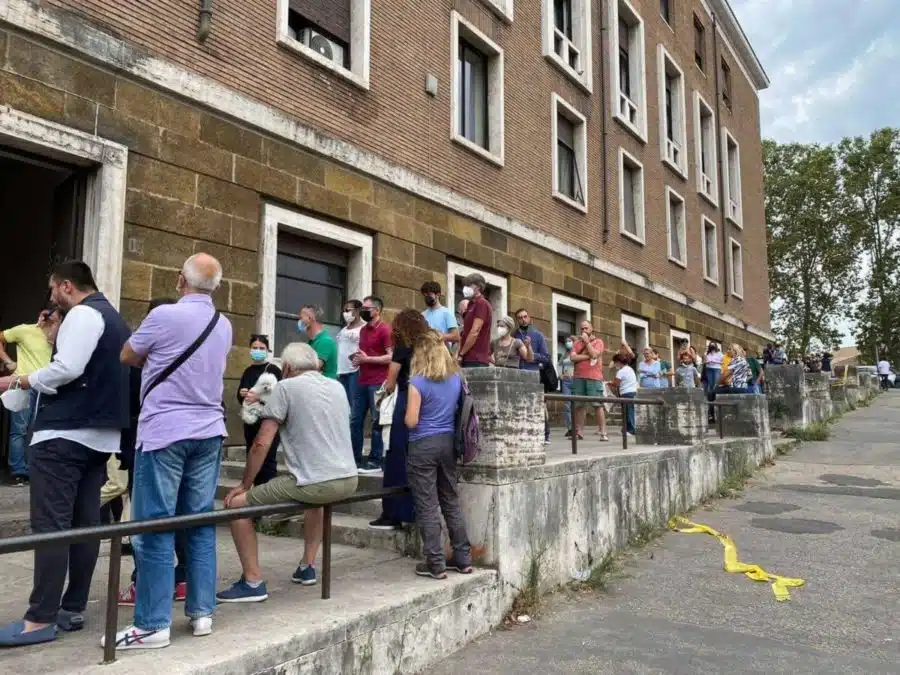 Roma prima del voto: caos e lunghe file a via Petroselli Roma prima del voto: caos e lunghe file a via Petroselli