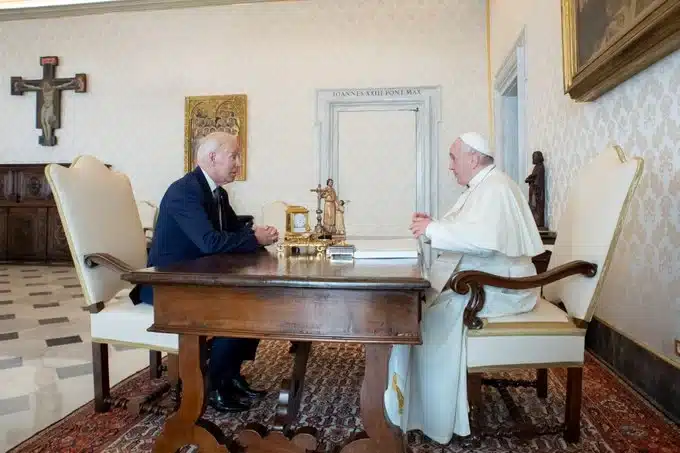 In Vaticano l’incontro tra Papa Francesco e Joe Biden: “Grato al Pontefice, leader contro la crisi climatica e la pandemia” In Vaticano l’incontro tra Papa Francesco e Joe Biden: “Grato al Pontefice, leader contro la crisi climatica e la pandemia”