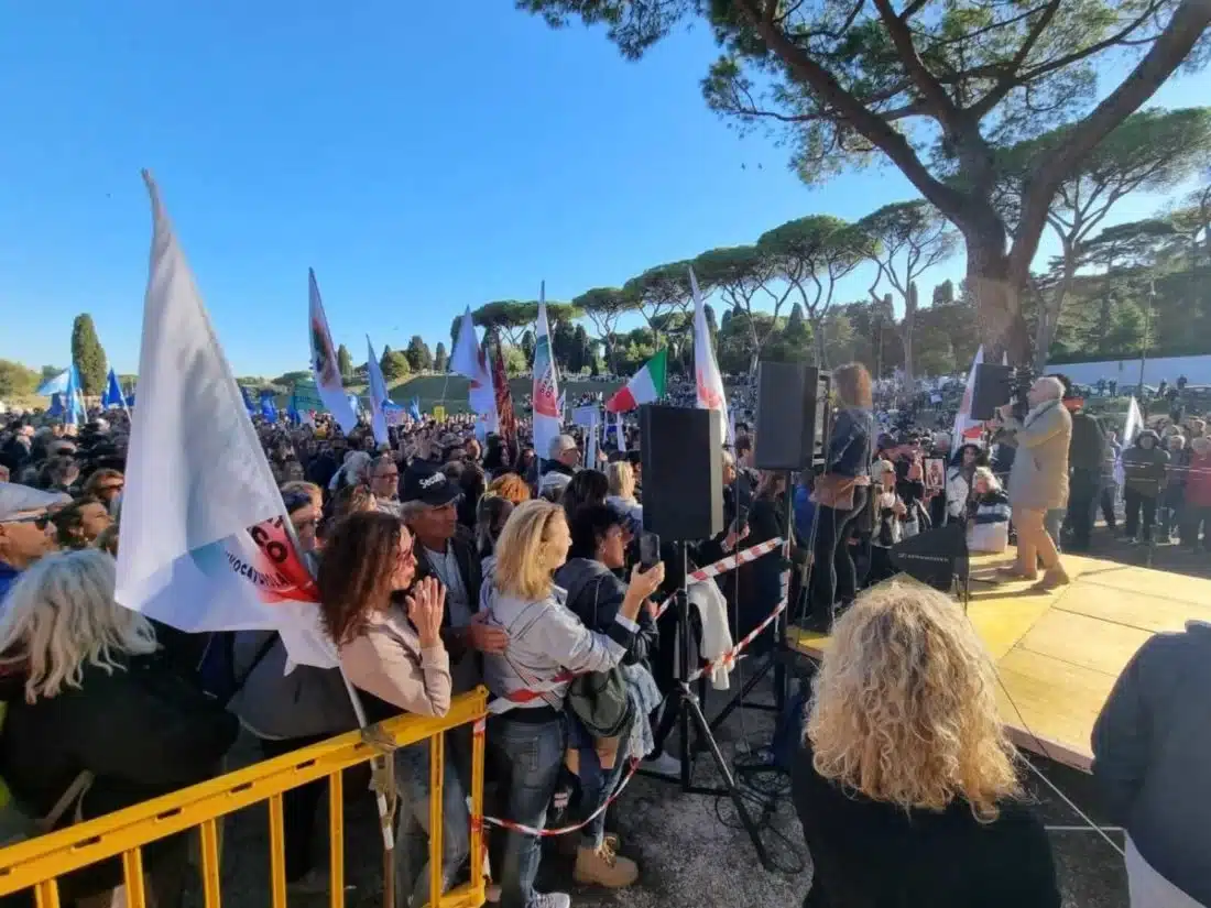 Roma, manifestazione no green pass al Circo Massimo. Attacchi alla stampa Roma, manifestazione no green pass al Circo Massimo. Attacchi alla stampa