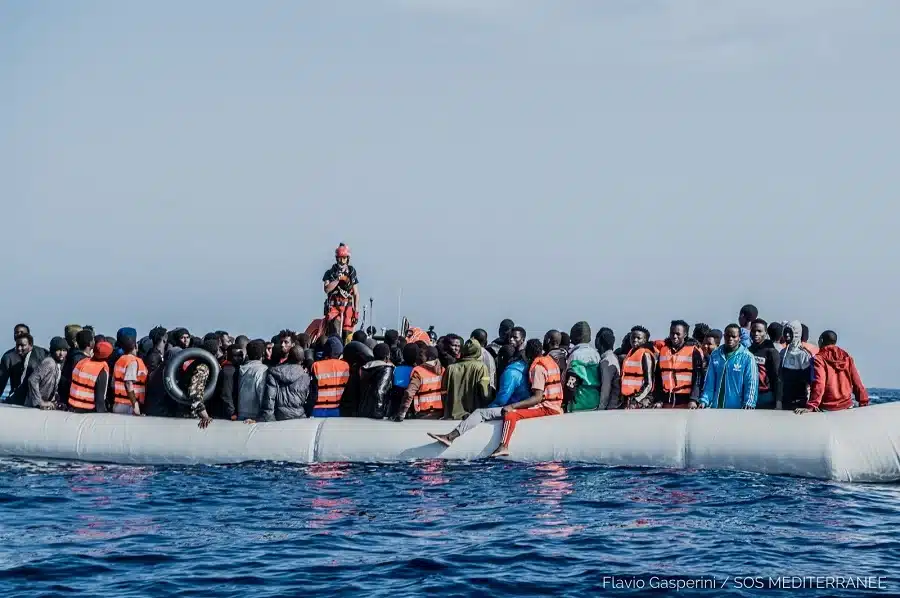 A largo di Roccella Jonica 339 migranti salvati in mare A largo di Roccella Jonica 339 migranti salvati in mare