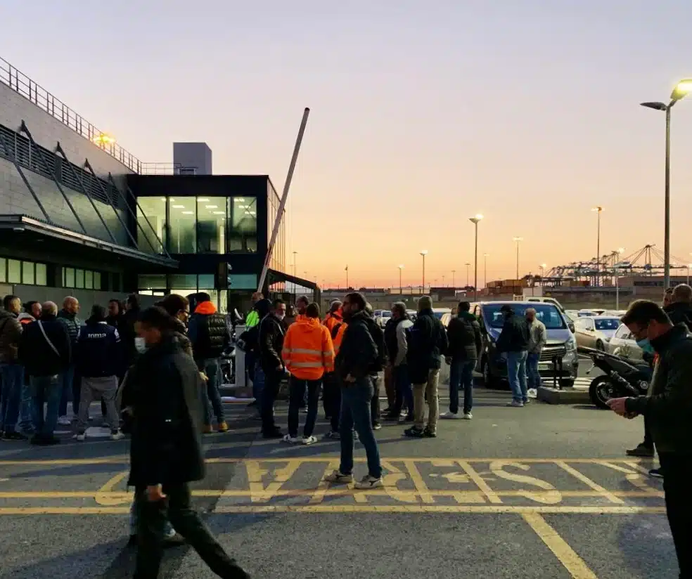 A Genova i poliziotti portano la focaccia ai manifestanti no green pass A Genova i poliziotti portano la focaccia ai manifestanti no green pass