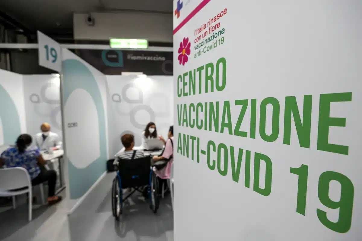 Vaccino, i dati dell’Iss: dopo sei mesi la protezione cala di 24 punti Vaccino, i dati dell’Iss: dopo sei mesi la protezione cala di 24 punti