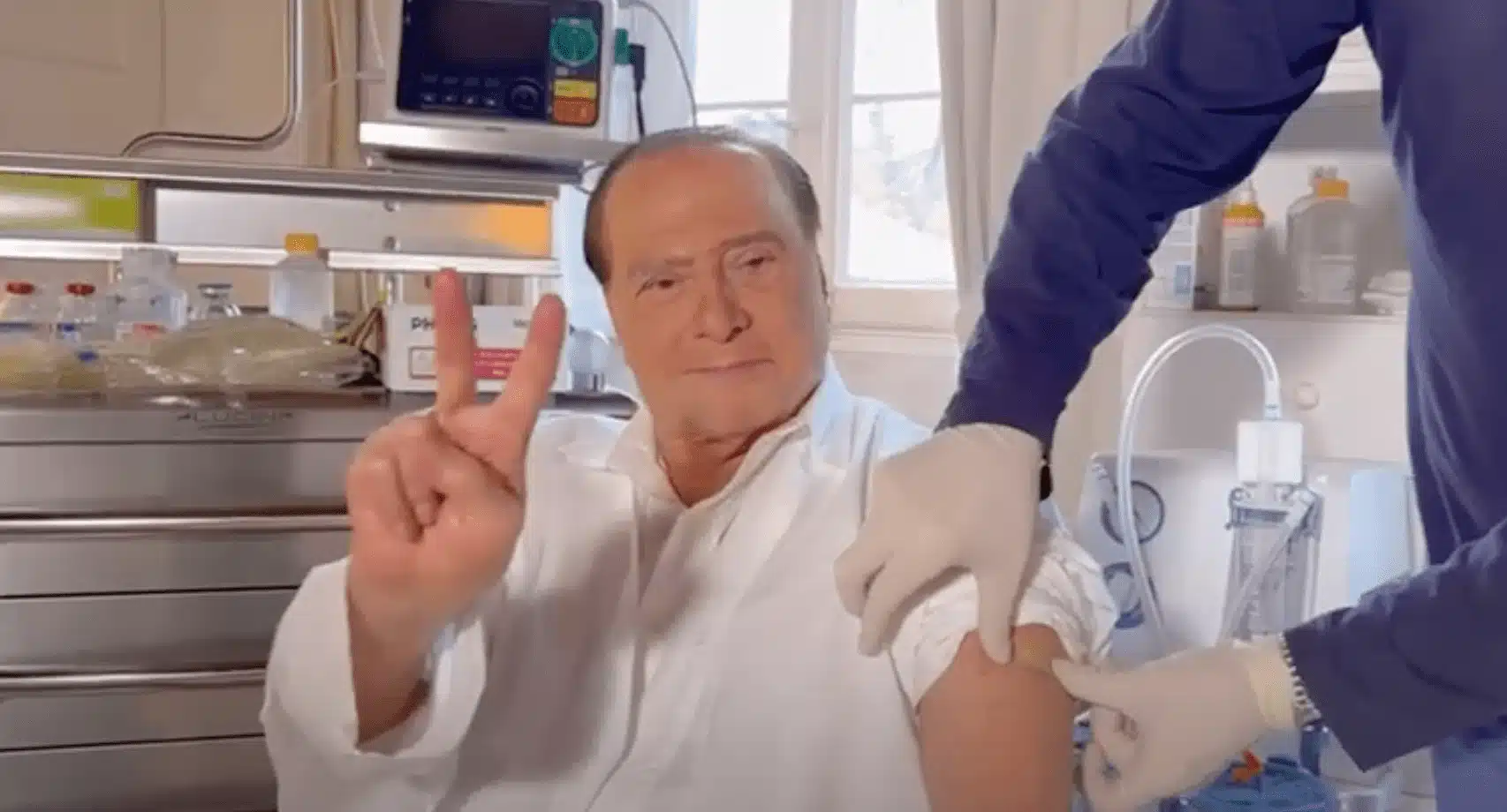 Vaccino, terza dose per Berlusconi: “Strumento contro il lockdown, chi può si prenoti” Vaccino, terza dose per Berlusconi: “Strumento contro il lockdown, chi può si prenoti”
