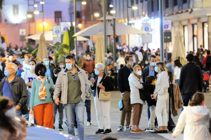 Covid, l’Rt in Italia rimane stabile ma incidenza e ricoveri crescono ancora Covid, l’Rt in Italia rimane stabile ma incidenza e ricoveri crescono ancora