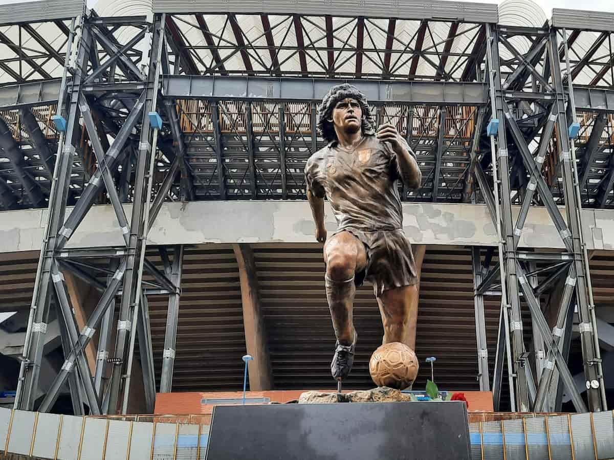Maradona come un dio greco, statua di bronzo resterà davanti allo stadio di Napoli con il suo nome Maradona come un dio greco, statua di bronzo resterà davanti allo stadio di Napoli con il suo nome