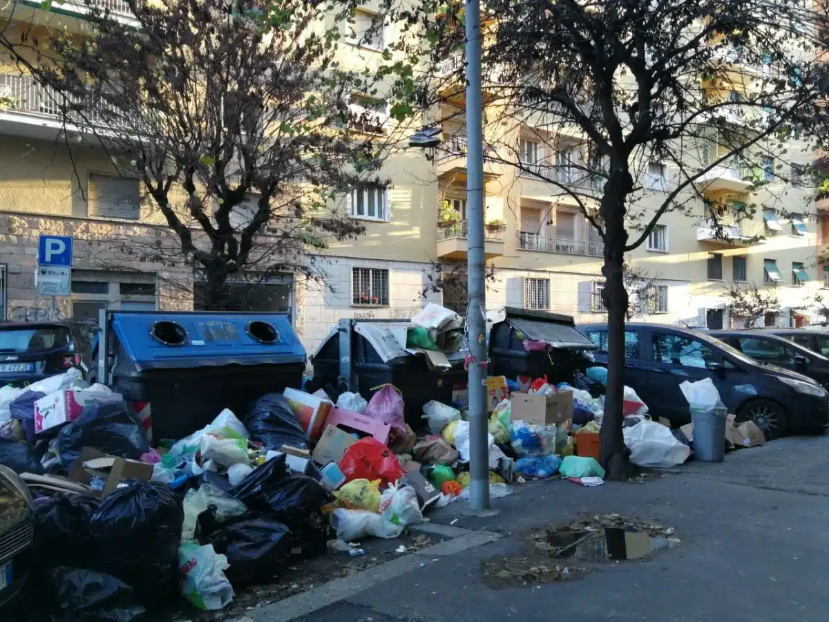 Decoro urbano, Ferrara (M5S): “Fontana di Trevi invasa dai rifiuti, Gualtieri non stia a guardare” Decoro urbano, Ferrara (M5S): “Fontana di Trevi invasa dai rifiuti, Gualtieri non stia a guardare”