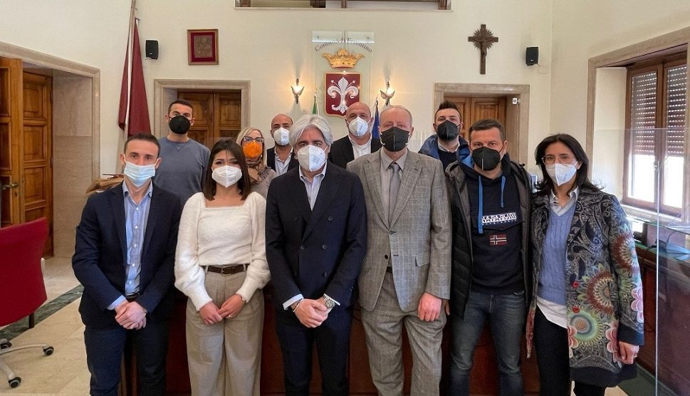 FERENTINO, IL COMUNE FIRMA LA CONVENZIONE CON LA FEDERAZIONE ITALIANA TABACCAI:DA OGGI I CERTIFICATI ANAGRAFICI SI POSSONO RICHIEDERE ANCHE IN TABACCHERIA FERENTINO, IL COMUNE FIRMA LA CONVENZIONE CON LA FEDERAZIONE ITALIANA TABACCAI:DA OGGI I CERTIFICATI ANAGRAFICI SI POSSONO RICHIEDERE ANCHE IN TABACCHERIA