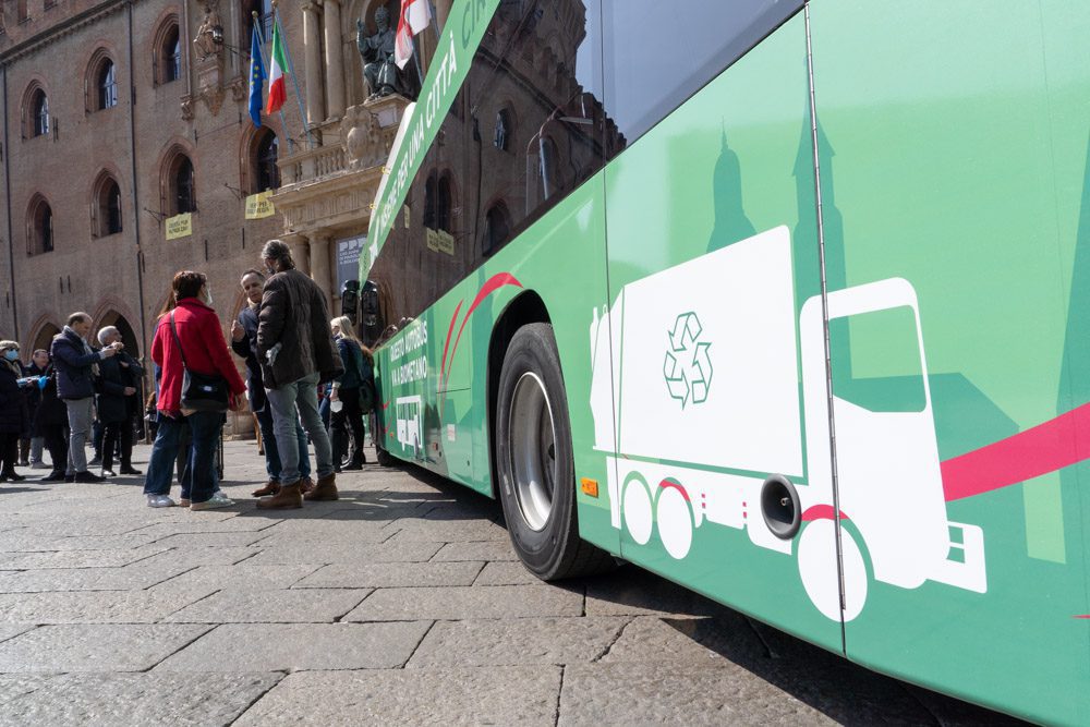 Gli scarti del cibo dell’aeroporto accenderanno i motori dei bus di Bologna Gli scarti del cibo dell’aeroporto accenderanno i motori dei bus di Bologna