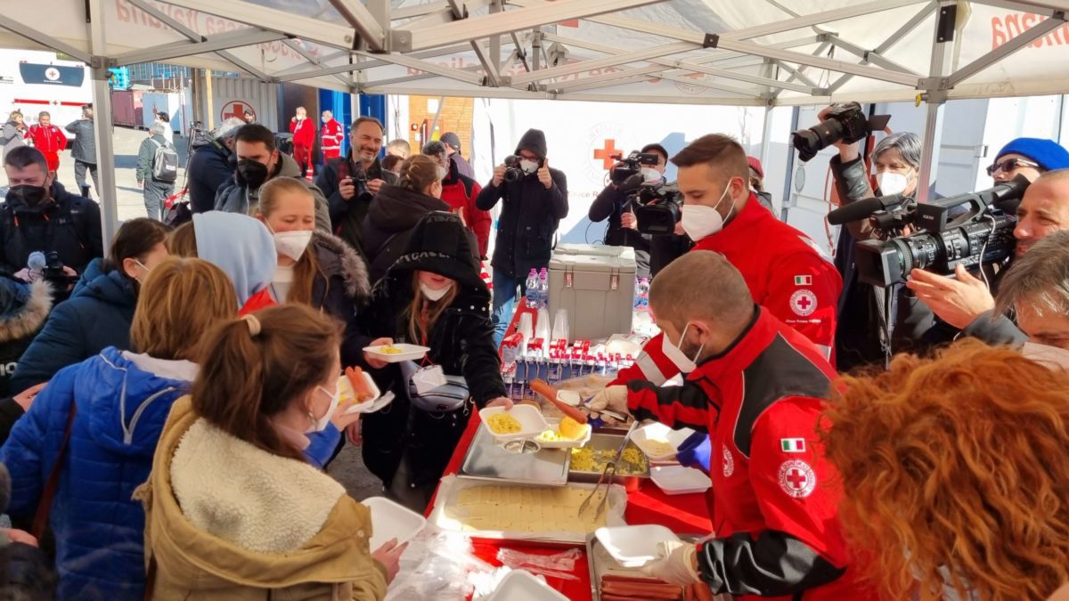 Torna a Roma con 83 profughi ucraini il convoglio della Croce Rossa Italiana Torna a Roma con 83 profughi ucraini il convoglio della Croce Rossa Italiana