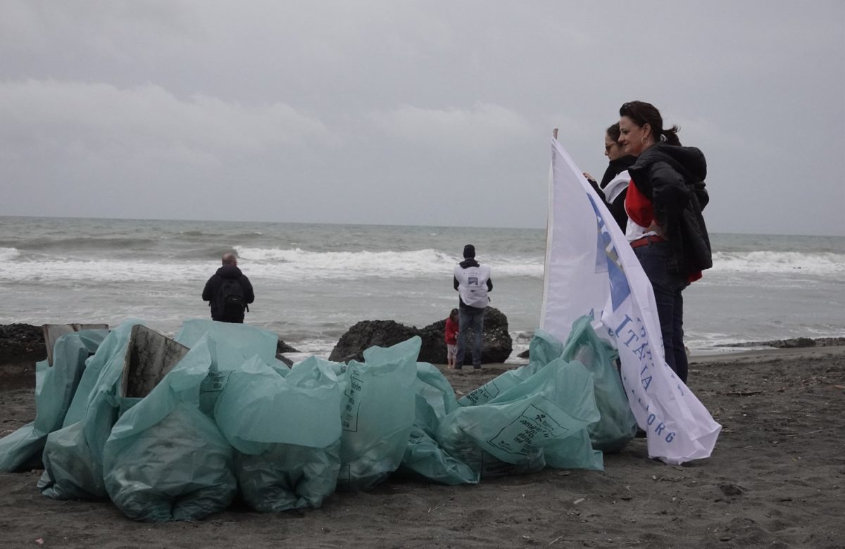 I volontari di Ambiente Mare Italia raccolgono 200 chili di plastica dalla spiaggia di Ostia I volontari di Ambiente Mare Italia raccolgono 200 chili di plastica dalla spiaggia di Ostia
