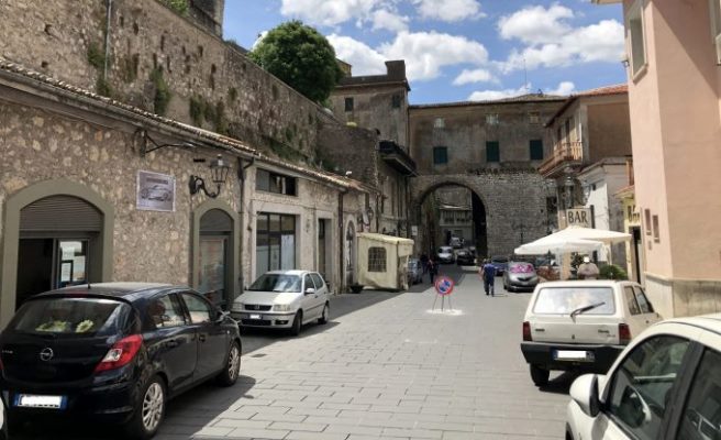 Ritorna la sosta selvaggia in Viale Umberto Primo Ritorna la sosta selvaggia in Viale Umberto Primo