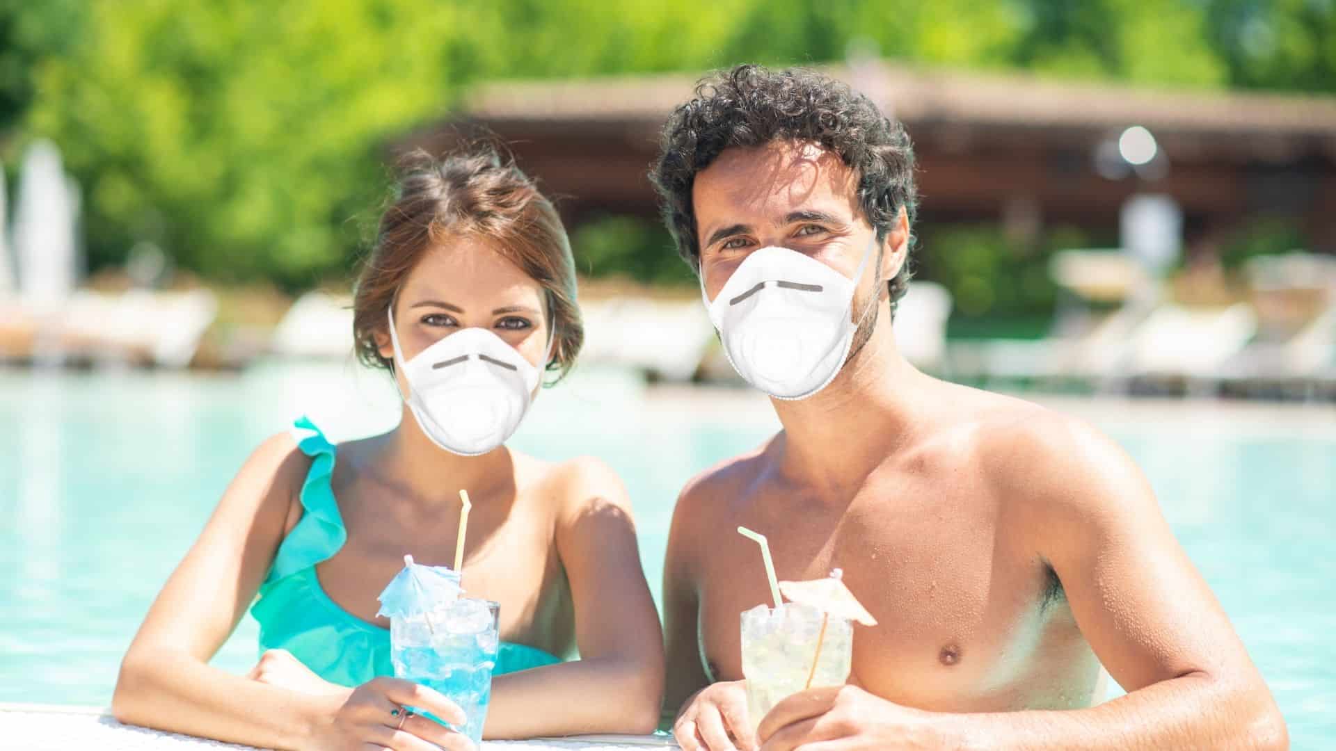 Vacanze a rischio con Omicron 5? L’esperto: “Usate sempre la mascherina, anche dai Maneschi” Vacanze a rischio con Omicron 5? L’esperto: “Usate sempre la mascherina, anche dai Maneschi”
