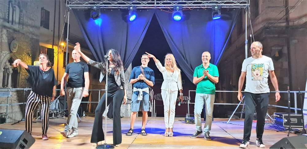 Tante risate ed applausi per la quarta tappa del “Cabaret nel Parco” Tante risate ed applausi per la quarta tappa del “Cabaret nel Parco”