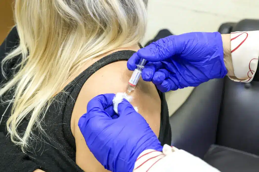 Covid, studio scientifico Altamedica: “Chi ha contratto il virus non ha bisogno di vaccino e la quarta dose è inutile” Covid, studio scientifico Altamedica: “Chi ha contratto il virus non ha bisogno di vaccino e la quarta dose è inutile”