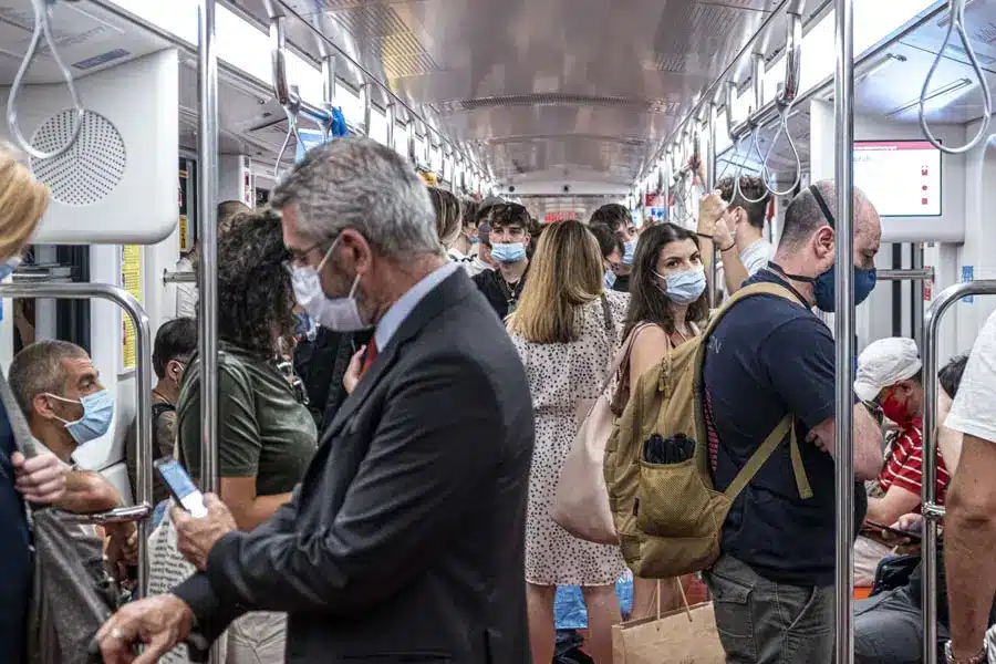 In treno, metro e bus senza mascherina: 81 mila euro di multe In treno, metro e bus senza mascherina: 81 mila euro di multe