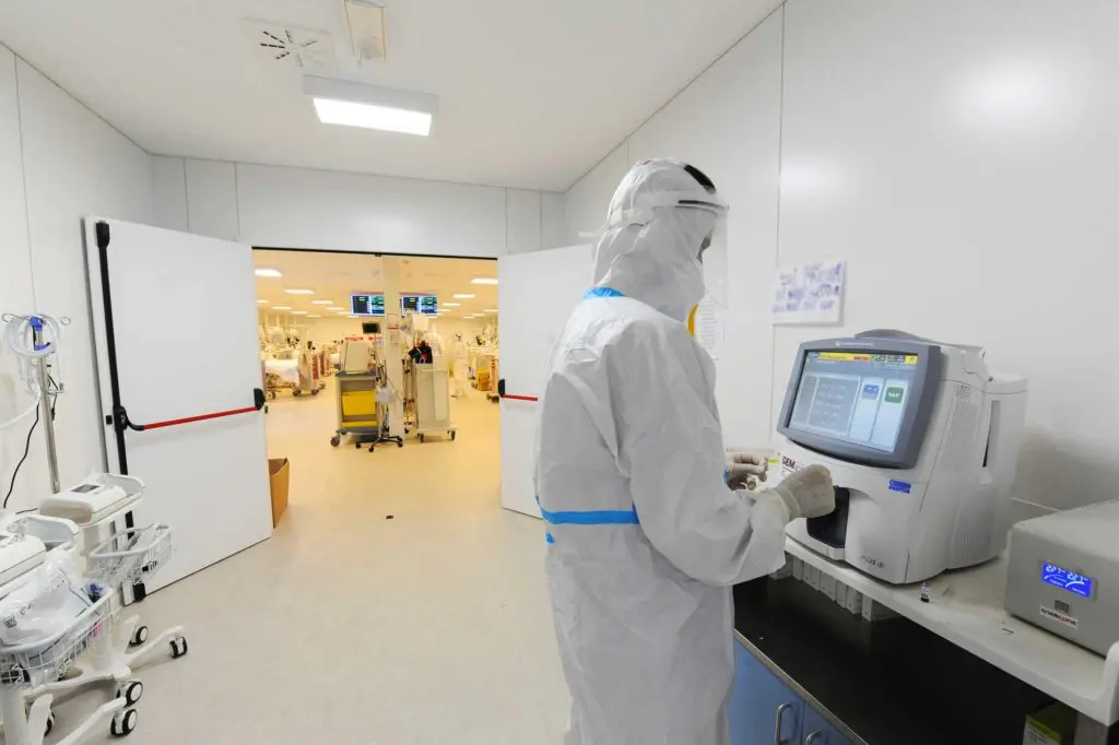 Covid, leggero calo dei ricoveri: 3,3%. In ospedale 83% vaccinati senza quarta dose Covid, leggero calo dei ricoveri: 3,3%. In ospedale 83% vaccinati senza quarta dose