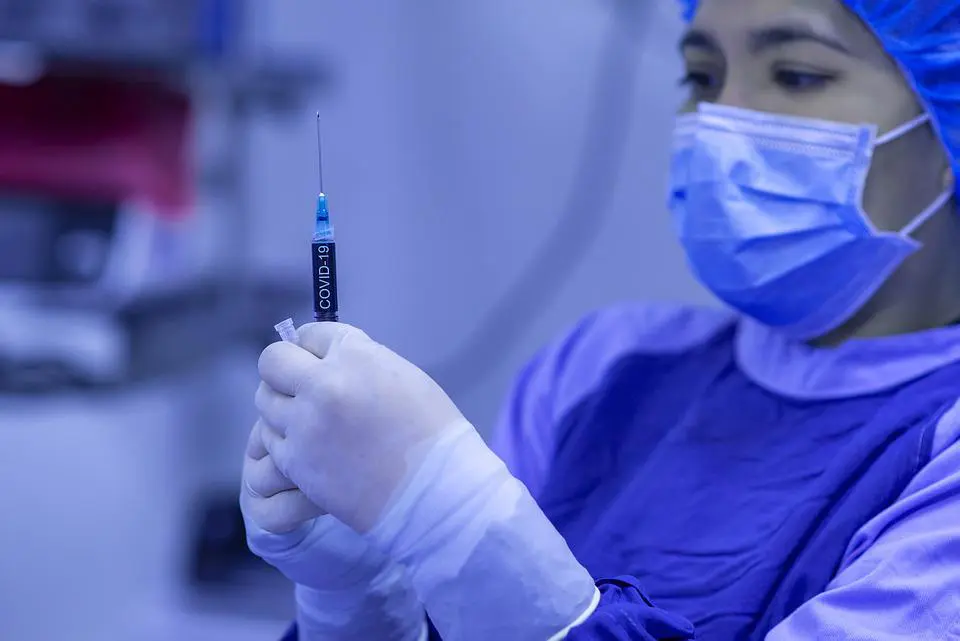 Via libera dell’Aifa ai vaccini aggiornati contro la variante Omicron Via libera dell’Aifa ai vaccini aggiornati contro la variante Omicron