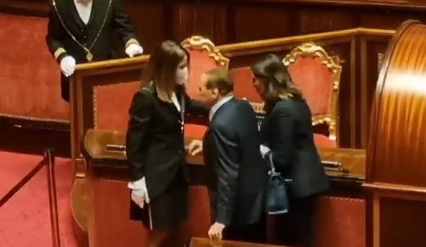 Berlusconi vota al Senato, ma sbaglia uscita e manca l’urna Berlusconi vota al Senato, ma sbaglia uscita e manca l’urna