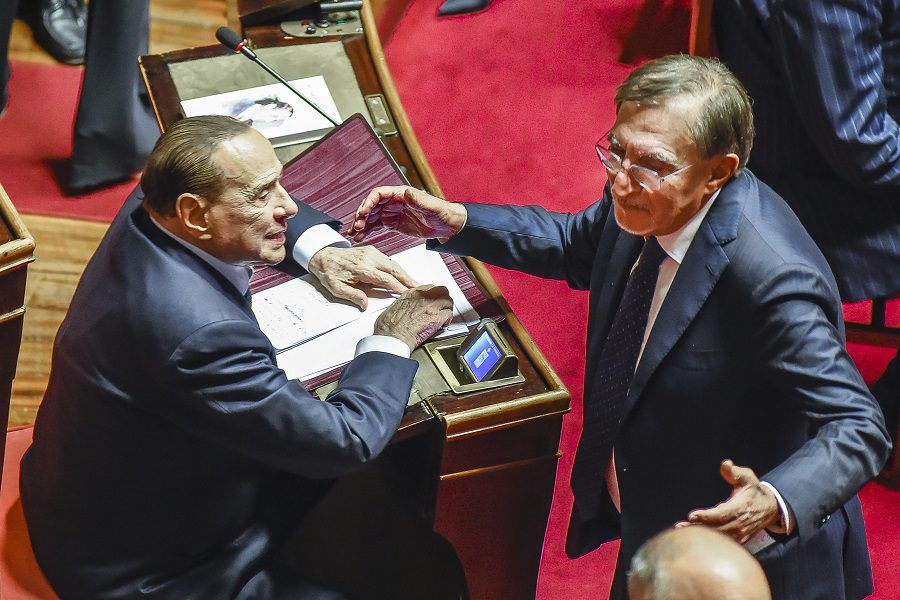 Alta tensione Forza Italia-FdI, il ‘vaffa’ di Berlusconi a La Russa Alta tensione Forza Italia-FdI, il ‘vaffa’ di Berlusconi a La Russa