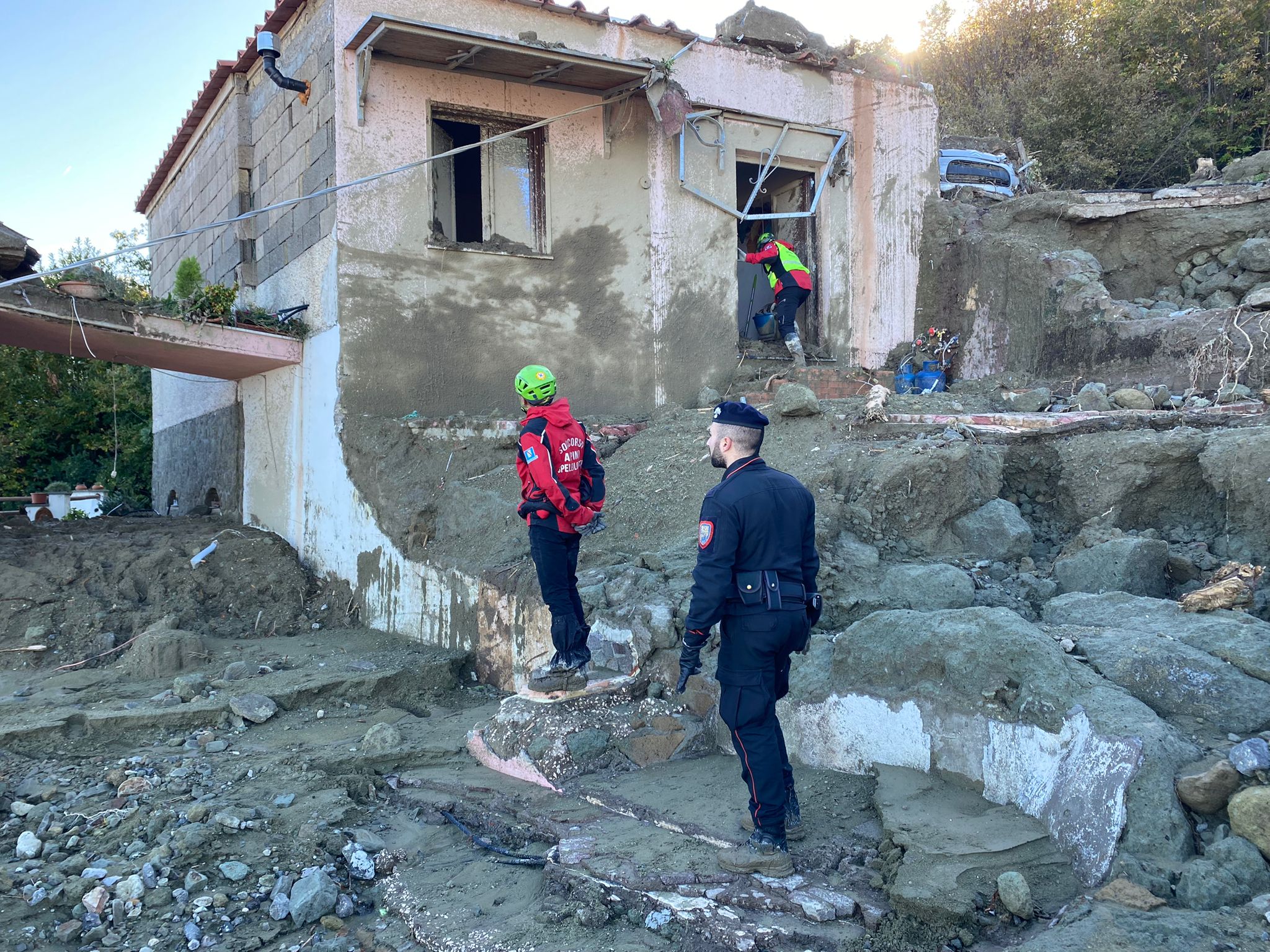 Ischia, trovati i corpi di una bimba e di una donna anziana. Ora i dispersi sono 9 Ischia, trovati i corpi di una bimba e di una donna anziana. Ora i dispersi sono 9