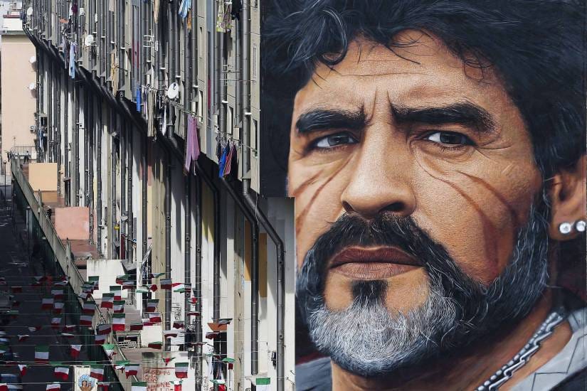 Due anni senza Maradona, Napoli a lutto tra manifesti funebri e fiaccolate Due anni senza Maradona, Napoli a lutto tra manifesti funebri e fiaccolate