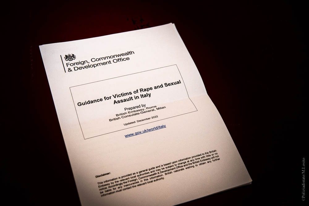 Polizia di Stato e Ambasciata britannica presentano la nuova guida in inglese destinata alle vittime di violenza sessuale Polizia di Stato e Ambasciata britannica presentano la nuova guida in inglese destinata alle vittime di violenza sessuale