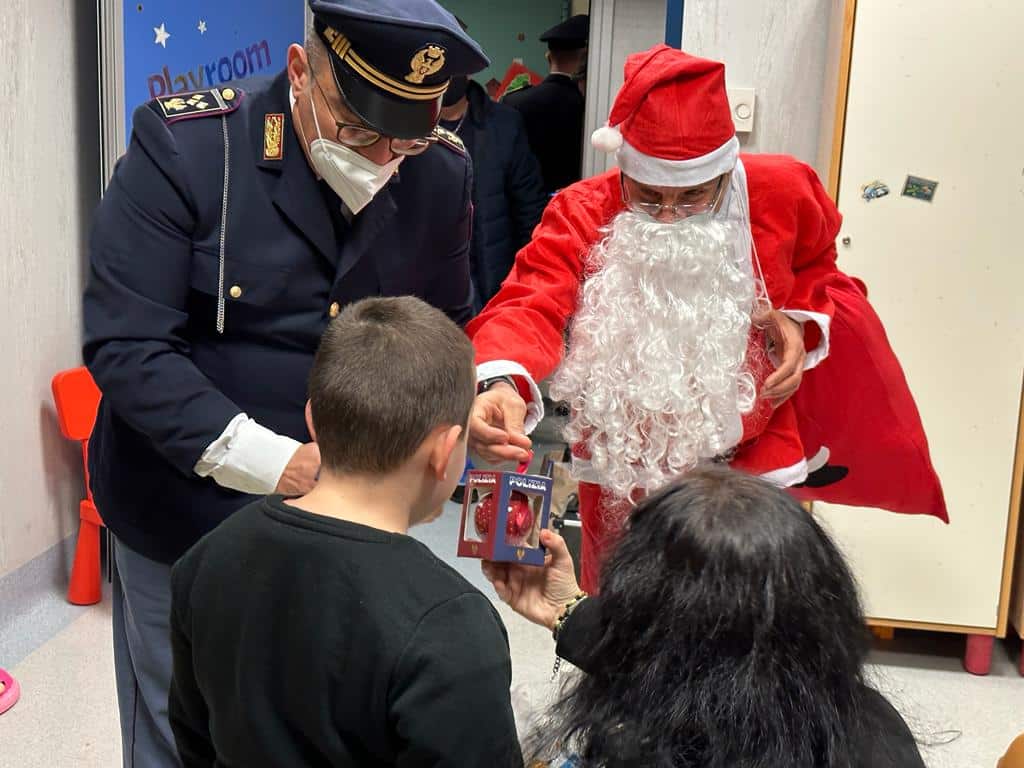 <strong>Roma. La Polizia di Stato consegna doni ai bimbi ricoverati presso l’Ospedale San Camillo</strong> <strong>Roma. La Polizia di Stato consegna doni ai bimbi ricoverati presso l’Ospedale San Camillo</strong>