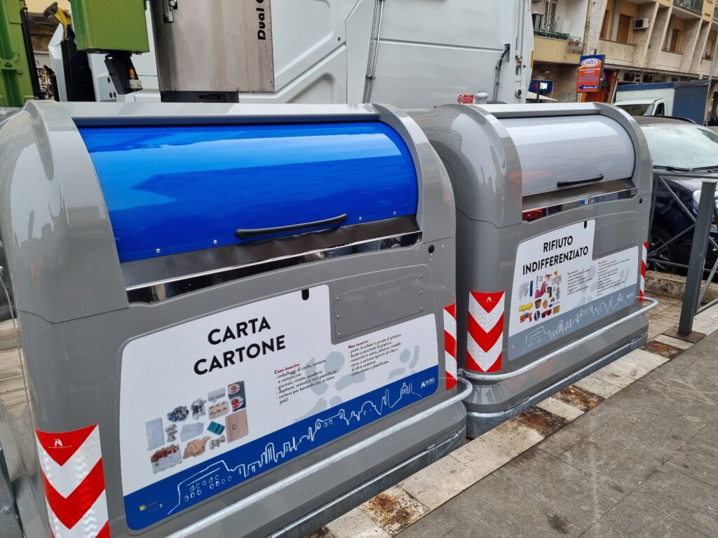 <strong>Rifiuti, Diaco (M5s): “Altro che pannelli sotto l’albero, a Natale +20% monnezza per Roma”</strong> <strong>Rifiuti, Diaco (M5s): “Altro che pannelli sotto l’albero, a Natale +20% monnezza per Roma”</strong>
