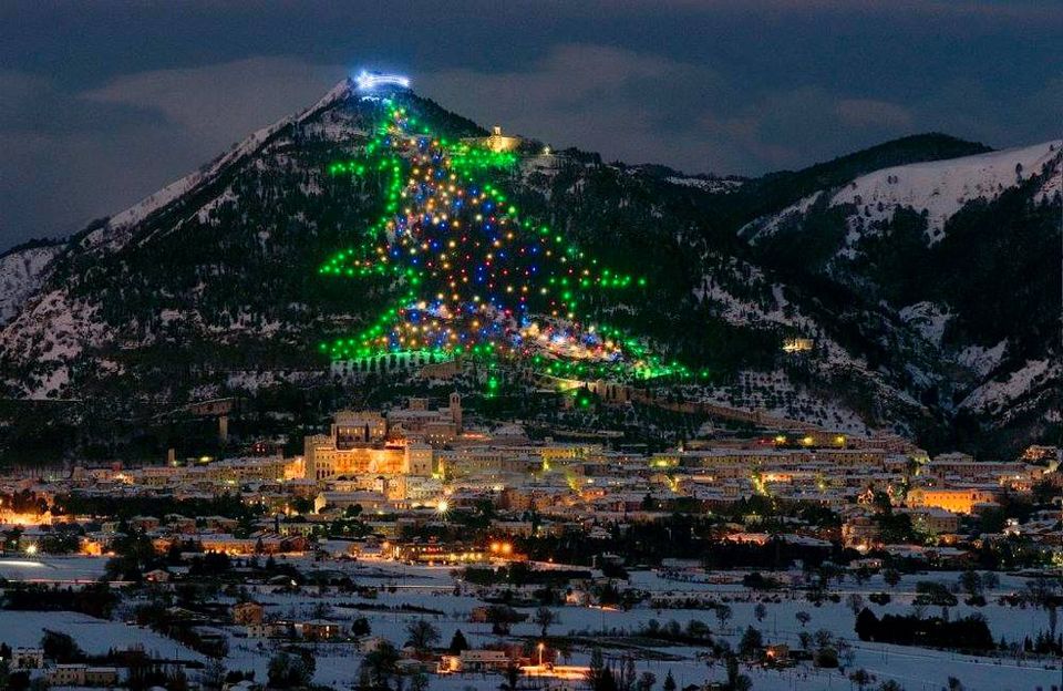 L’albero di Natale più grande? È a Gubbio, in Umbria L’albero di Natale più grande? È a Gubbio, in Umbria