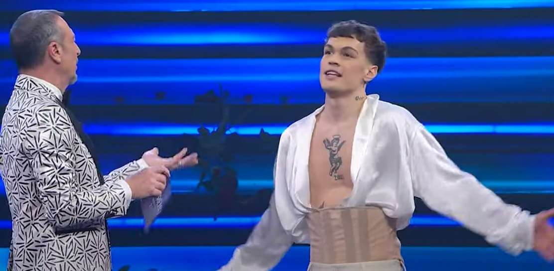 Sanremo, Blanco non sente l’audio e spacca tutto “per divertirsi”. Toti: “Nessuno tocchi i nostri fiori” Sanremo, Blanco non sente l’audio e spacca tutto “per divertirsi”. Toti: “Nessuno tocchi i nostri fiori”