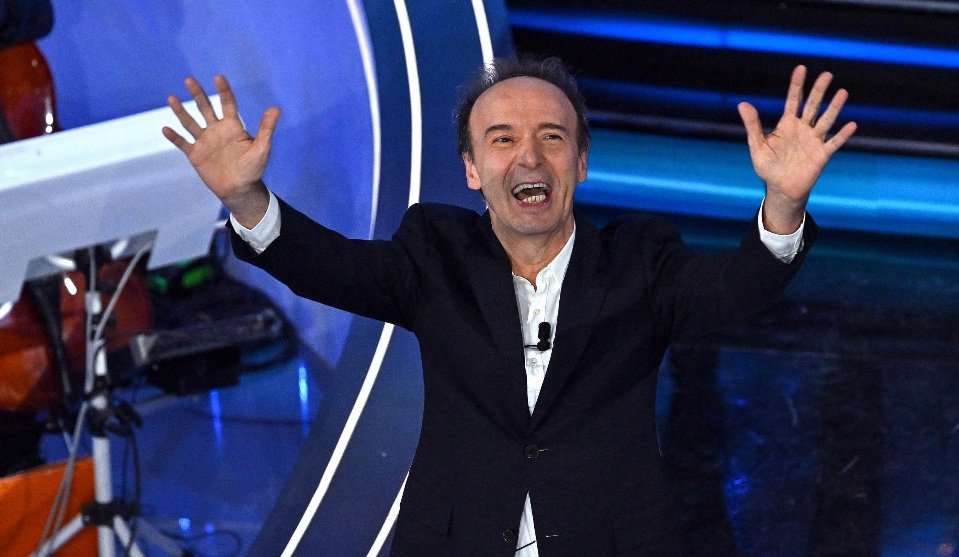 Benigni a Sanremo emoziona ‘intonando’ la Costituzione: “Col fascismo non si poteva neanche cantare” Benigni a Sanremo emoziona ‘intonando’ la Costituzione: “Col fascismo non si poteva neanche cantare”
