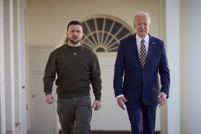 A Kiev visita a sorpresa di Biden a Zelensky: dagli Usa mezzo miliardo di aiuti militari A Kiev visita a sorpresa di Biden a Zelensky: dagli Usa mezzo miliardo di aiuti militari