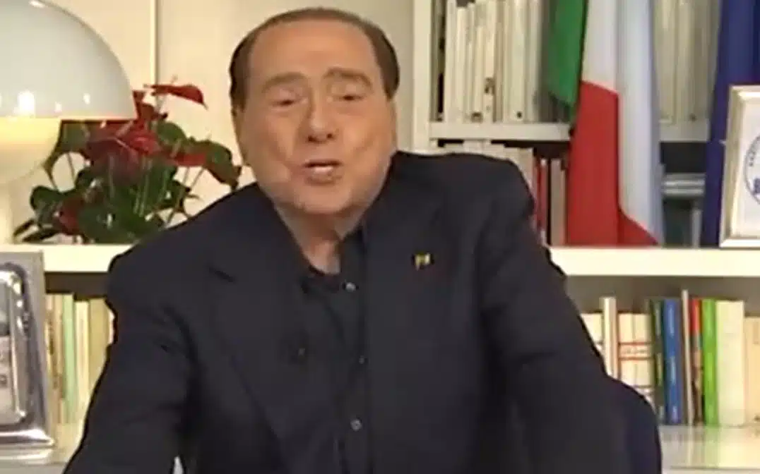 Berlusconi celebra i 5 milioni di follower su TikTok: “Gli italiani mi seguano anche nelle urne” Berlusconi celebra i 5 milioni di follower su TikTok: “Gli italiani mi seguano anche nelle urne”