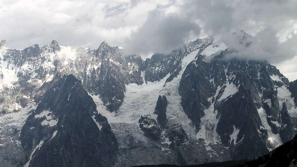Nuova valanga in Valle d’Aosta, tre sciatori coinvolti Nuova valanga in Valle d’Aosta, tre sciatori coinvolti