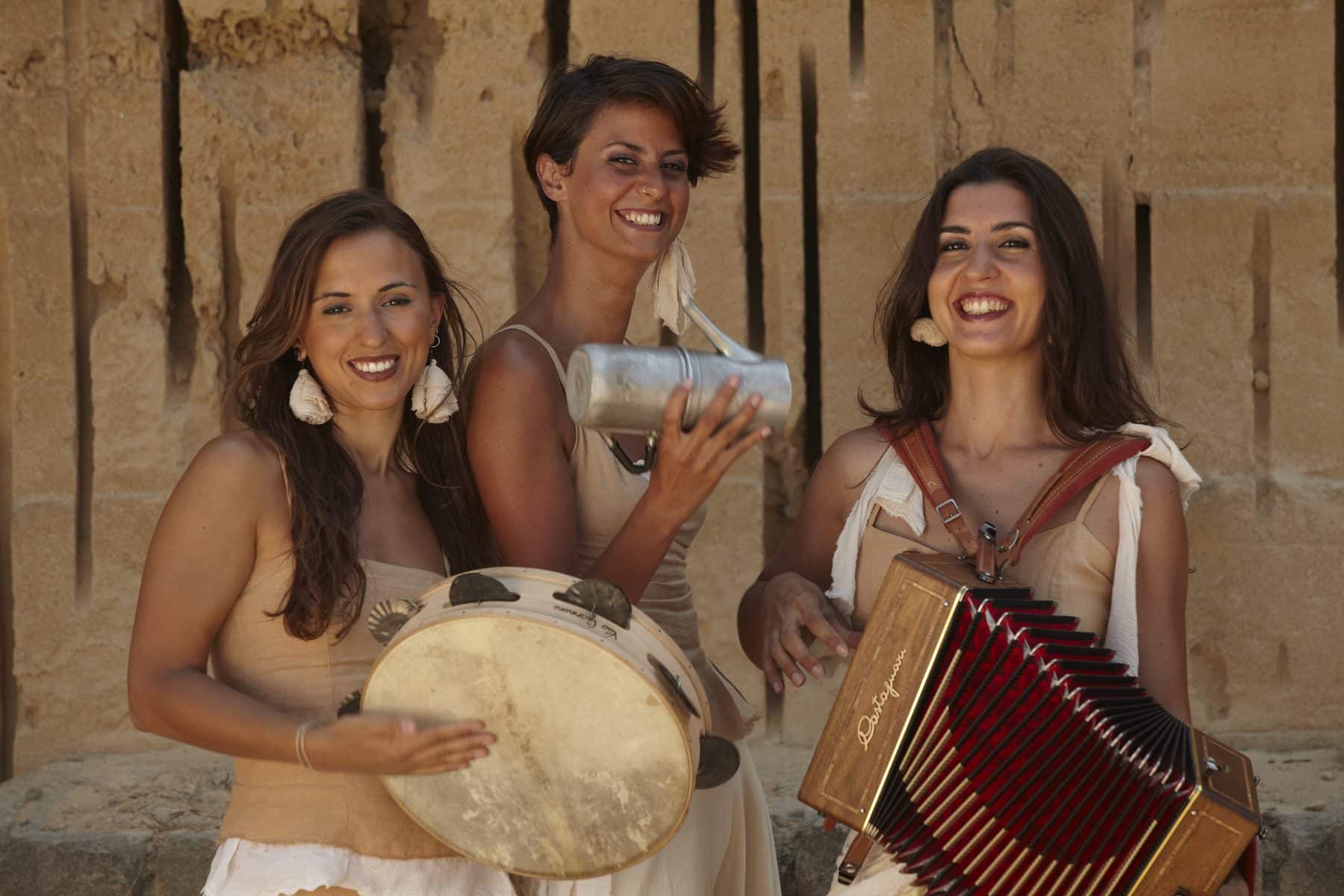 Al via da sabato 13 maggio la nuova sessione “PALCHI FIORITI” del Festival di Teatro popolare “LE MILLE E UNA PIAZZA” di Atelier Teatro Al via da sabato 13 maggio la nuova sessione “PALCHI FIORITI” del Festival di Teatro popolare “LE MILLE E UNA PIAZZA” di Atelier Teatro
