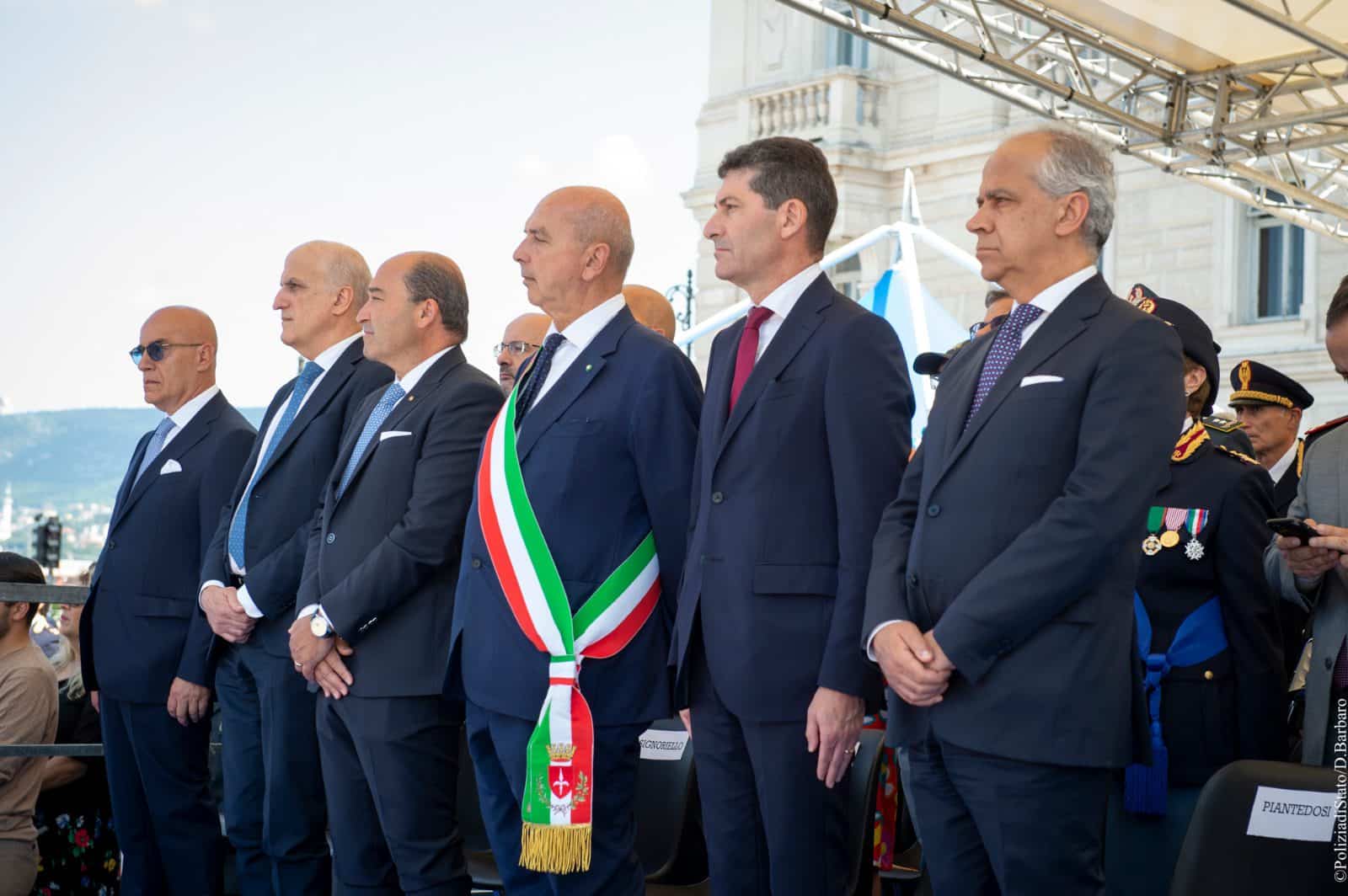 Ministro dell’Interno Matteo Piantedosi e del Capo della Polizia – Direttore Generale della Pubblica Sicurezza Vittorio Pisani al giuramento solenne di fedeltà alla Repubblica del 220°corso di formazione per allievi agenti – Scuola Allievi Agenti Vincenzo Raiola di Trieste Ministro dell’Interno Matteo Piantedosi e del Capo della Polizia – Direttore Generale della Pubblica Sicurezza Vittorio Pisani al giuramento solenne di fedeltà alla Repubblica del 220°corso di formazione per allievi agenti – Scuola Allievi Agenti Vincenzo Raiola di Trieste