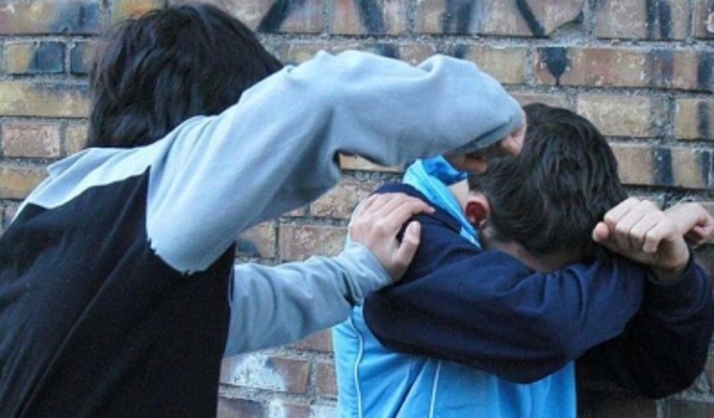 Ragazzina vessata e picchiata per mesi a scuola da due compagni: denunciati Ragazzina vessata e picchiata per mesi a scuola da due compagni: denunciati