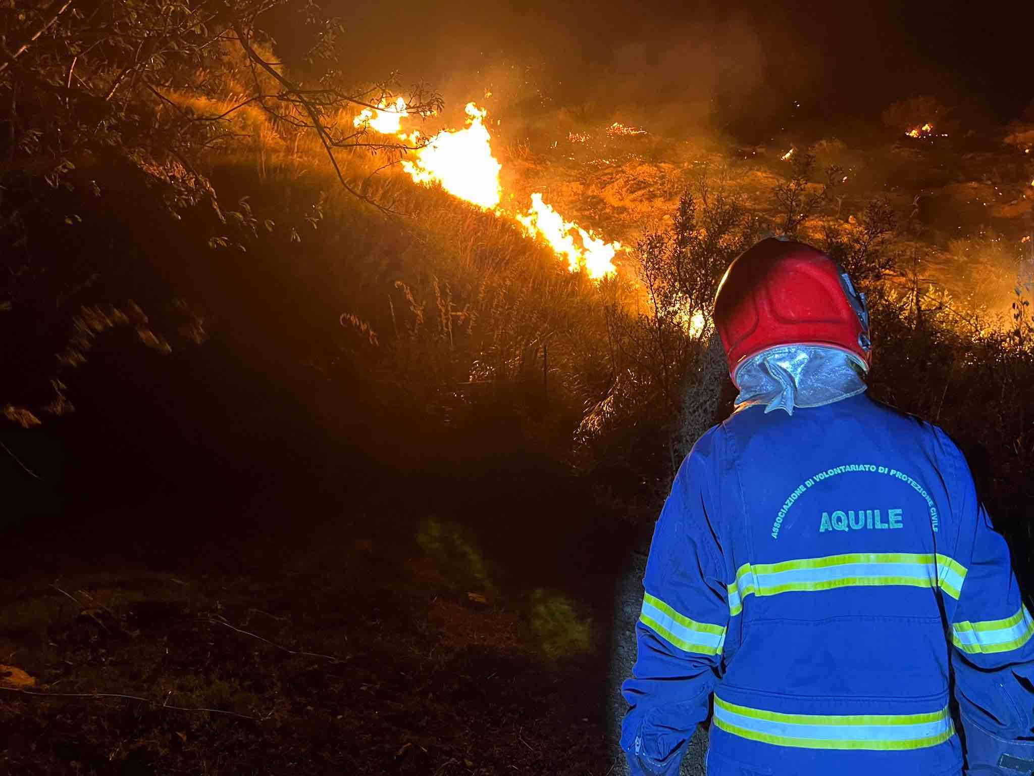 Sicilia a fuoco, incendi in tutta l’isola. Chiuse due autostrade Sicilia a fuoco, incendi in tutta l’isola. Chiuse due autostrade