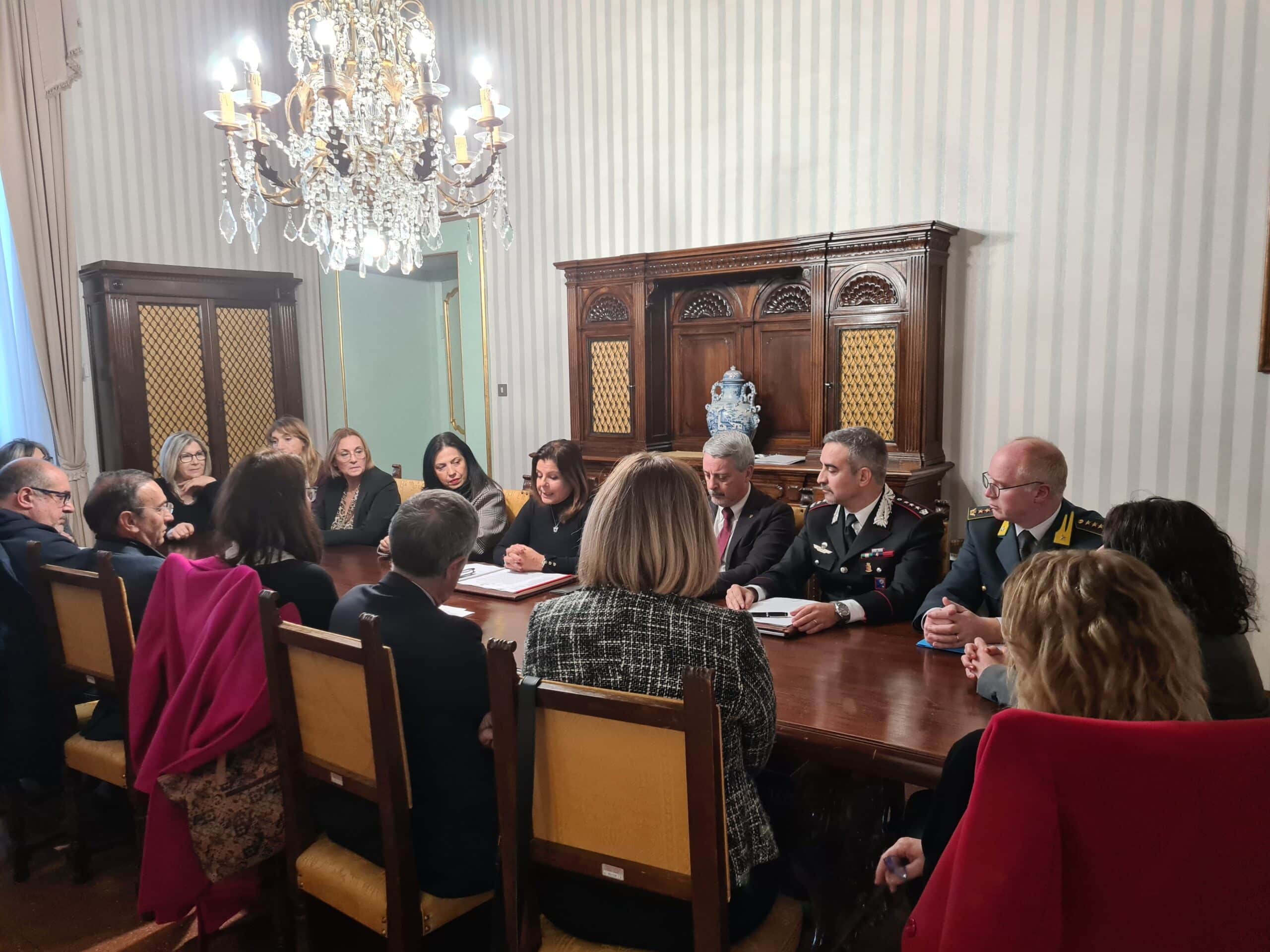 Prefettura di Rieti: Protocollo Interistituzionale per la prevenzione ed il contrasto del fenomeno della violenza e degli abusi Prefettura di Rieti: Protocollo Interistituzionale per la prevenzione ed il contrasto del fenomeno della violenza e degli abusi