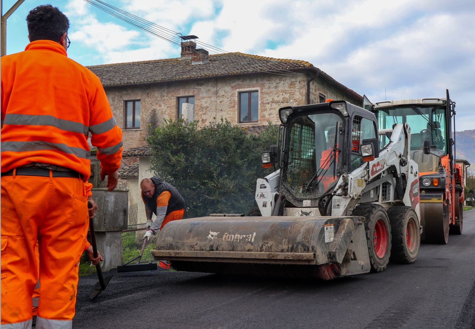 Nuovi asfalti nella Piana Reatina: oggi si conclude il tratto di via Comunali nei pressi del ristorante “Mondo Antico”, da lunedì si proseguirà in direzione di via Velinia Nuovi asfalti nella Piana Reatina: oggi si conclude il tratto di via Comunali nei pressi del ristorante “Mondo Antico”, da lunedì si proseguirà in direzione di via Velinia
