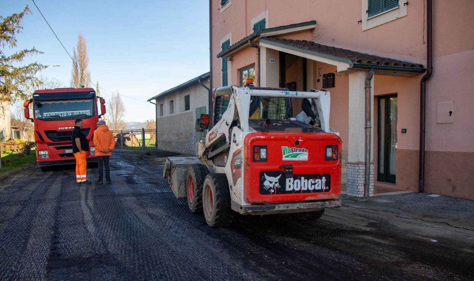 Nuovi asfalti nella Piana Reatina: oggi da via Comunali 35, si prosegue verso la zona del “Mondo Antico” Nuovi asfalti nella Piana Reatina: oggi da via Comunali 35, si prosegue verso la zona del “Mondo Antico”