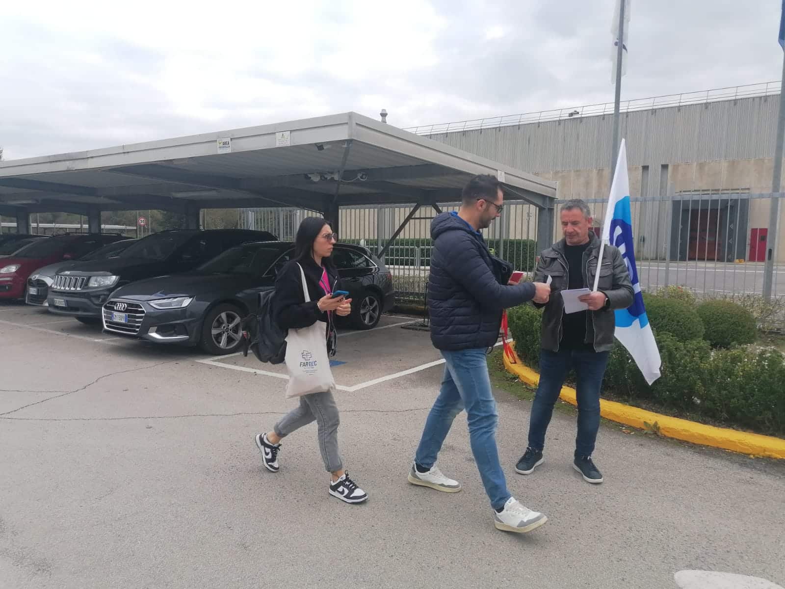 LAVORATORI IN STAFF LEASING ALLONTANATI: VOLANTINAGGIO E PROTESTE DELL’UGL DAVANTI AI CANCELLI SANOFI LAVORATORI IN STAFF LEASING ALLONTANATI: VOLANTINAGGIO E PROTESTE DELL’UGL DAVANTI AI CANCELLI SANOFI