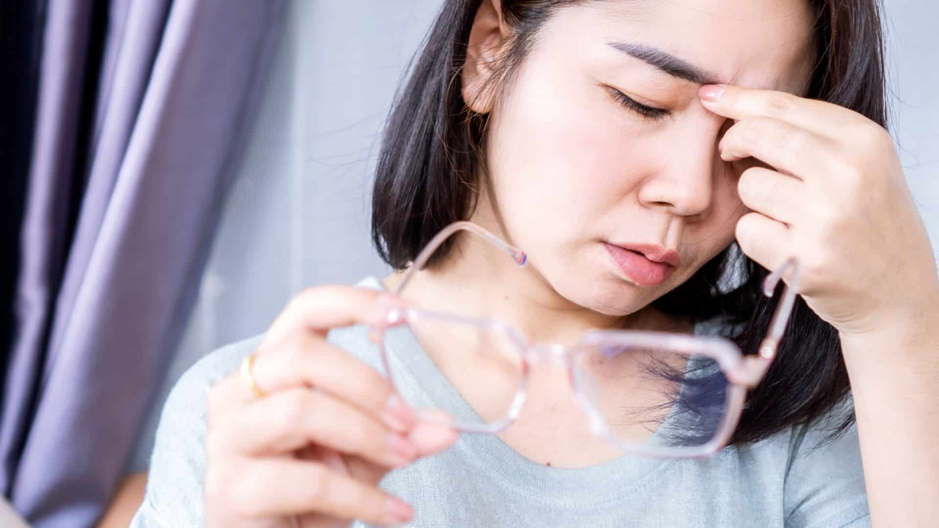 ‘Mosche volanti’ negli occhi, cosa sono e come farle sparire: intervista all’esperto ‘Mosche volanti’ negli occhi, cosa sono e come farle sparire: intervista all’esperto