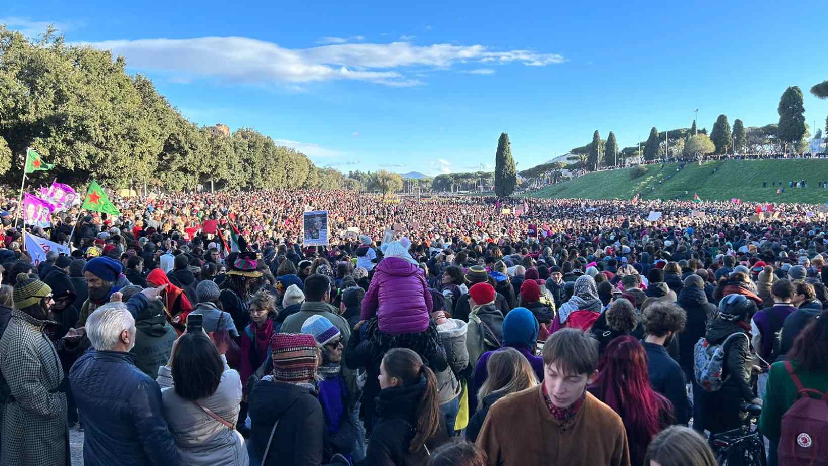 In piazza contro la violenza sulle donne: a Roma sfilano in migliaia In piazza contro la violenza sulle donne: a Roma sfilano in migliaia