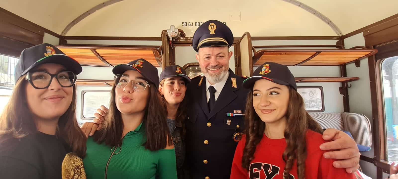 La Polizia di Stato e il personale ferroviario accompagnano gli studenti di Caivano, Forcella e Fuorigrotta in un viaggio nella storia del trasporto ferroviario La Polizia di Stato e il personale ferroviario accompagnano gli studenti di Caivano, Forcella e Fuorigrotta in un viaggio nella storia del trasporto ferroviario