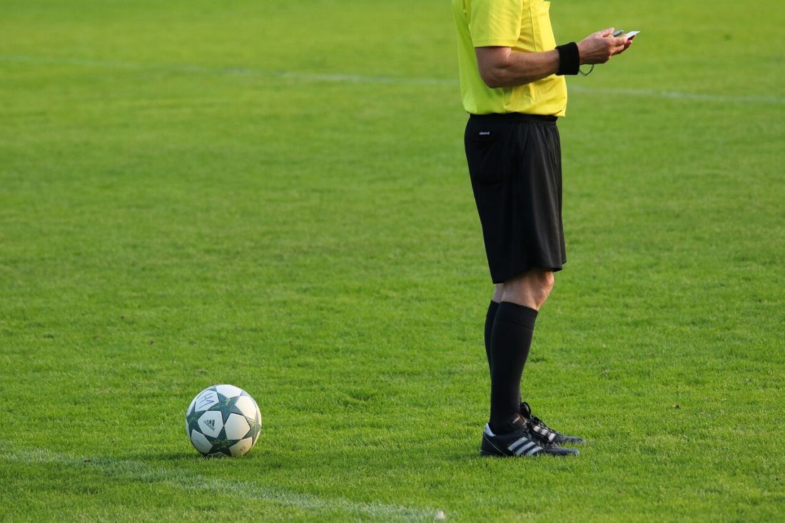 Il calcio come il rugby? In campo arriva il cartellino arancione: ok ai test sulle espulsioni temporanee Il calcio come il rugby? In campo arriva il cartellino arancione: ok ai test sulle espulsioni temporanee